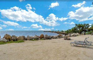 Sur la plage, chaise longue, serviettes de plage