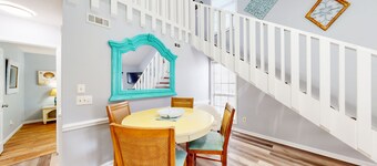 Two-story townhouse with patio, pools, hot tub, grills & gym