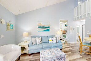 TV - Two-story townhouse with patio, pools, hot tub, grills & gym (Panama City Beach)