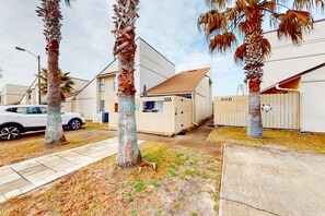 Property grounds - Two-story townhouse with patio, pools, hot tub, grills & gym (Panama City Beach)