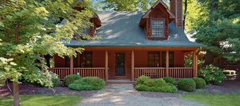 Classic Family Cabin W/ Screened Deck, Free WiFi & Hot Tub