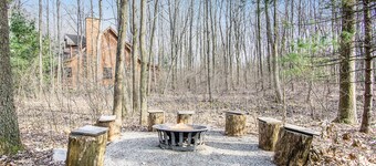 Classic Family Cabin W/ Screened Deck, Free WiFi & Hot Tub