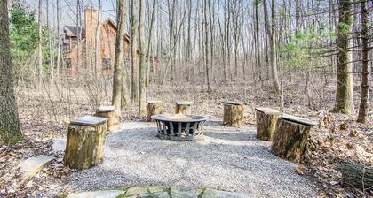 Classic Family Cabin W/ Screened Deck, Free WiFi & Hot Tub