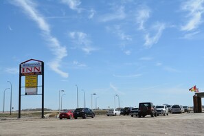A sign for Whitewood Inn with amenities like quiet rooms, a licensed restaurant, and a sauna.