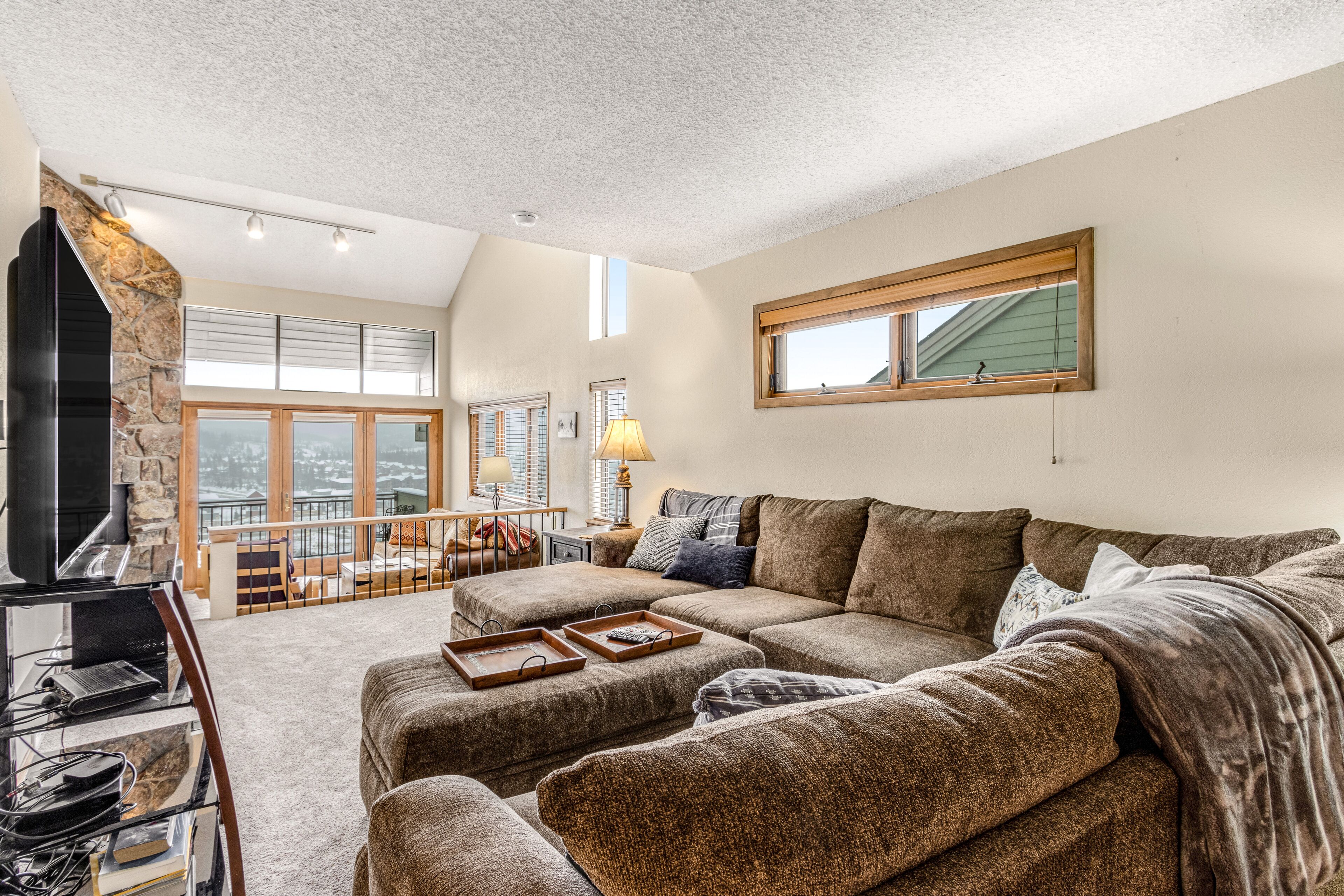 Lovely 3-story townhome with balcony, mountain view, pool, hot tub & foosball