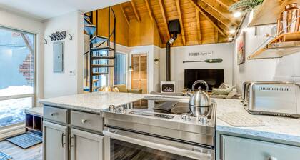 Dog-friendly home with private hot tub, fast WiFi, gas fireplace & SHARC passes