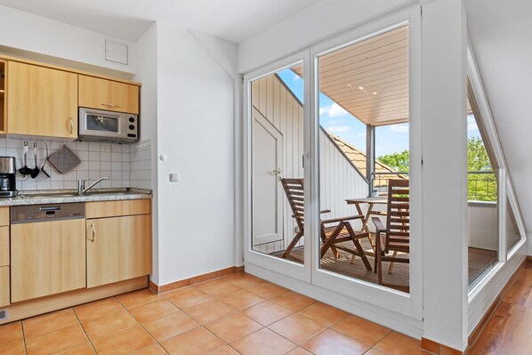 Kühlschrank, Mikrowelle, Herdplatte, Geschirrspüler