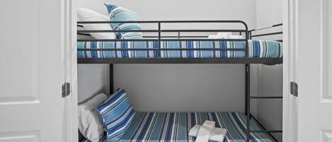 4 quartos, ferros/tábuas de passar roupa, berço de viagem, Wi-Fi