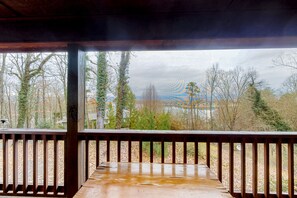 Property grounds - Lake & Mountain-View Hideaway w/ Fireplace, AC, WiFi & 4 TVs - Dogs Welcome (Hiawassee)