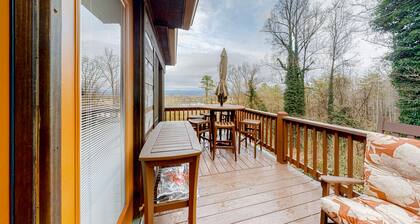 Lake & Mountain-View Hideaway w/ Fireplace, AC, WiFi & 4 TVs - Dogs Welcome