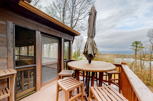 Lake & Mountain-View Hideaway w/ Fireplace, AC, WiFi & 4 TVs - Dogs Welcome