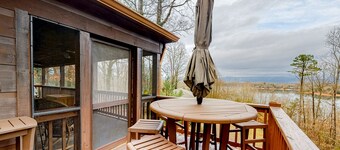 Lake & Mountain-View Hideaway w/ Fireplace, AC, WiFi & 4 TVs - Dogs Welcome