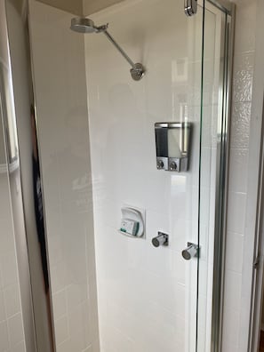 Dusche, Haartrockner, Seife, Shampoo
