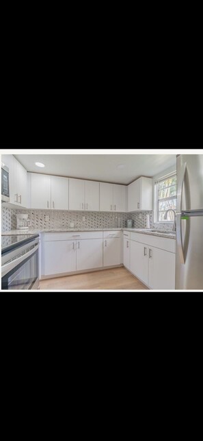 Køleskab, mikrobølgeovn, ovn, kogeplade