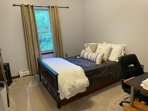 3 bedrooms, desk, iron/ironing board, free WiFi