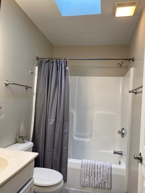 Ensemble douche/baignoire, sèche-cheveux, serviettes fournies, savon