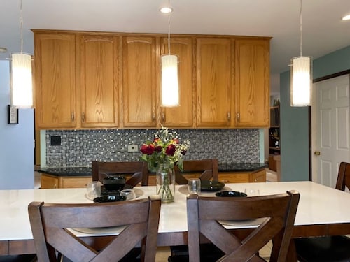 BEAUTIFUL 3BDRM HOME in heart of the PoconoMTNS - CLS2SkiSLOPES