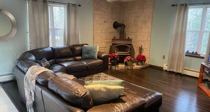 BEAUTIFUL 3BDRM HOME in heart of the PoconoMTNS - CLS2SkiSLOPES