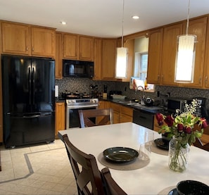 Fridge, microwave, oven, stovetop - BEAUTIFUL 3BDRM HOME in heart of the PoconoMTNS - CLS2SkiSLOPES (Brodheadsville)
