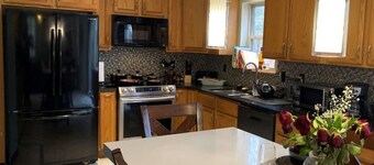 BEAUTIFUL 3BDRM HOME in heart of the PoconoMTNS - CLS2SkiSLOPES