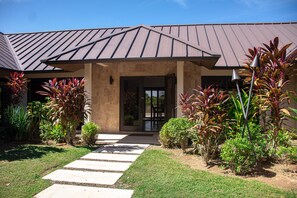 Exterior - Off-grid oasis with private pool, patio, grill & partial AC (Dangriga)