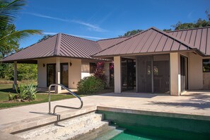 Pool - Off-grid oasis with private pool, patio, grill & partial AC (Dangriga)