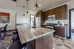 Fridge, microwave, oven, stovetop - Dog-friendly, off-grid sanctuary with a pool & lovely views in a great location (Dangriga)