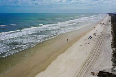 Oceanfront Townhouse with Shared Pools, Ocean View, WiFi, W/D, and Central AC