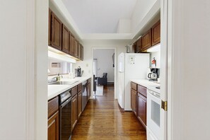 Frigorifero, microonde, forno, piano cottura