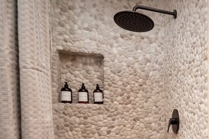 Ensemble douche/baignoire, sĂšche-cheveux, serviettes fournies, savon