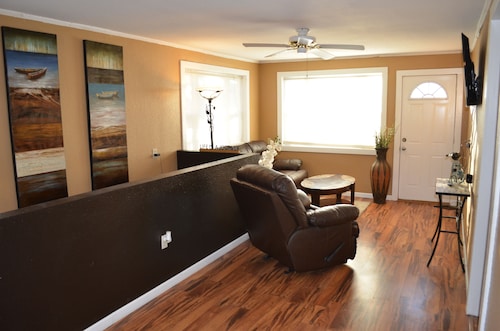 Quiet home in the heart of town, close to Airport and Interstate