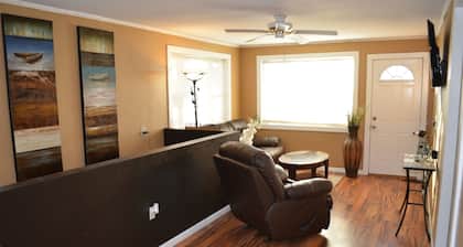 Quiet home in the heart of town, close to Airport and Interstate