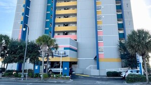 Een meerlaags hotel met een opvallend architectuurontwerp, bestaande uit een combinatie van cilindrische en rechthoekige vormen.