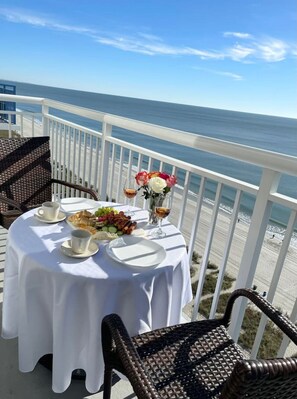 Outdoor dining - THE PREMIER SEA VIEW PENTHOUSE/ PRIME LOCATION (Myrtle Beach)
