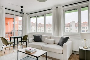 TV, stereo - Chic Leopoldstadt 1BR w/ Balcony & Elevator, near Metro U1, by Blueground (Vienna)