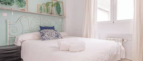 2 室のベッドルーム、アイロン / アイロン台、WiFi (無料)、ベッドシーツ