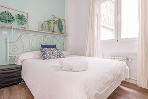 2 slaapkamers, een strijkplank/strijkijzer, gratis wifi, beddengoed