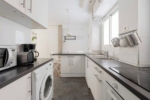 Een koelkast, een microgolfoven, een oven, een vaatwasser