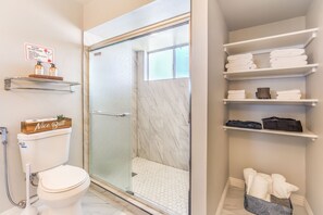 Ensemble douche/baignoire, sèche-cheveux, bidet, serviettes fournies