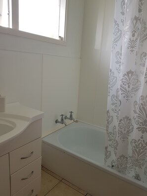Combined shower/tub, hair dryer, towels, soap -  Kiwi Bach Escape - Close To Beach (Cooks Beach)