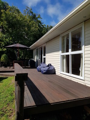 Outdoor dining -  Kiwi Bach Escape - Close To Beach (Cooks Beach)