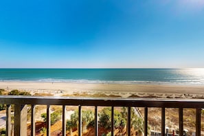 On the beach - Family-Friendly Condo at Dunes Resort - Shared Pool, Beach Access, WiFi & AC (Myrtle Beach)