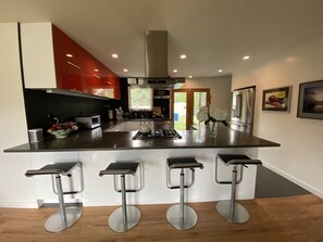 Coffee/tea maker, fridge, microwave, oven - Beautiful remodeled home in North Boulder - Close to Sundance Films (Boulder)