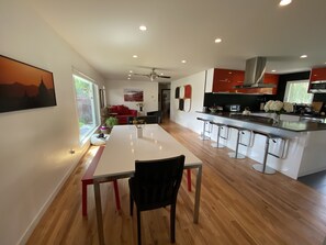 Coffee/tea maker, fridge, microwave, oven - Beautiful remodeled home in North Boulder - Close to Sundance Films (Boulder)