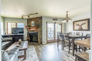 Televisión y chimenea 