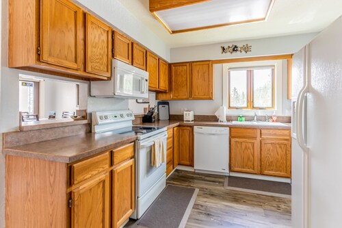 Adorable Ski Getaway W/ Free WiFi and Easy Access to the Slopes