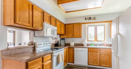 Adorable Ski Getaway W/ Free WiFi and Easy Access to the Slopes
