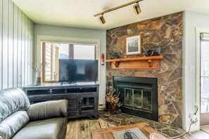 Televisión y chimenea 