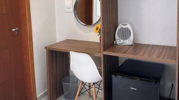 Firemannsrom | Skrivebord for bærbar PC, wi-fi (inkludert) og sengetøy