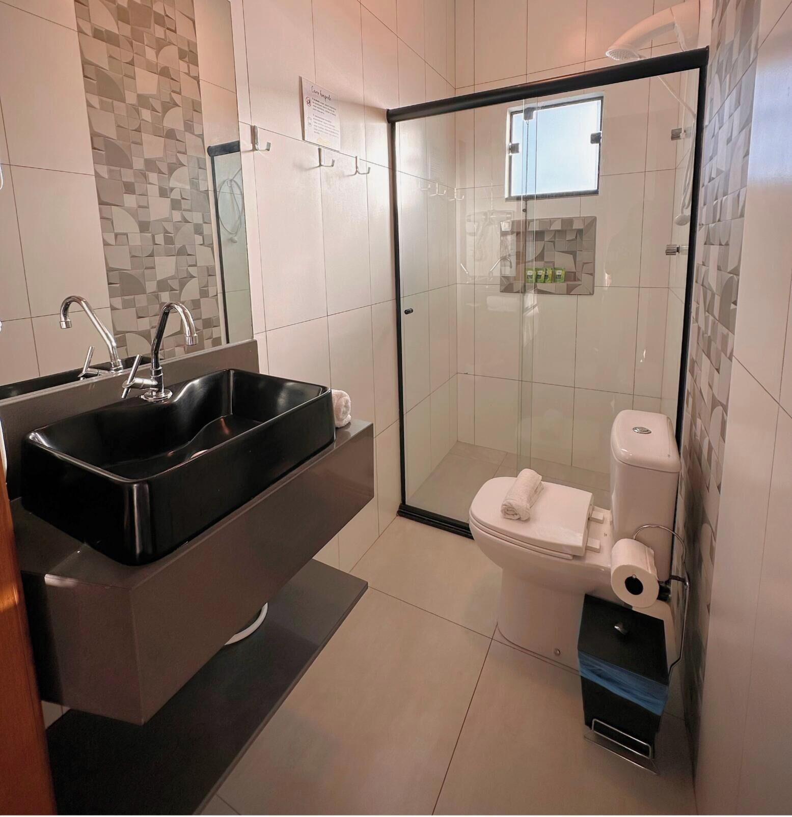 Quarto quádruplo superior | Banheiro | Chuveiro, secador de cabelo (mediante solicitação), toalhas de banho 